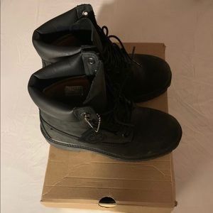 TIMBERLANDS BOOTS SIZE 4Y